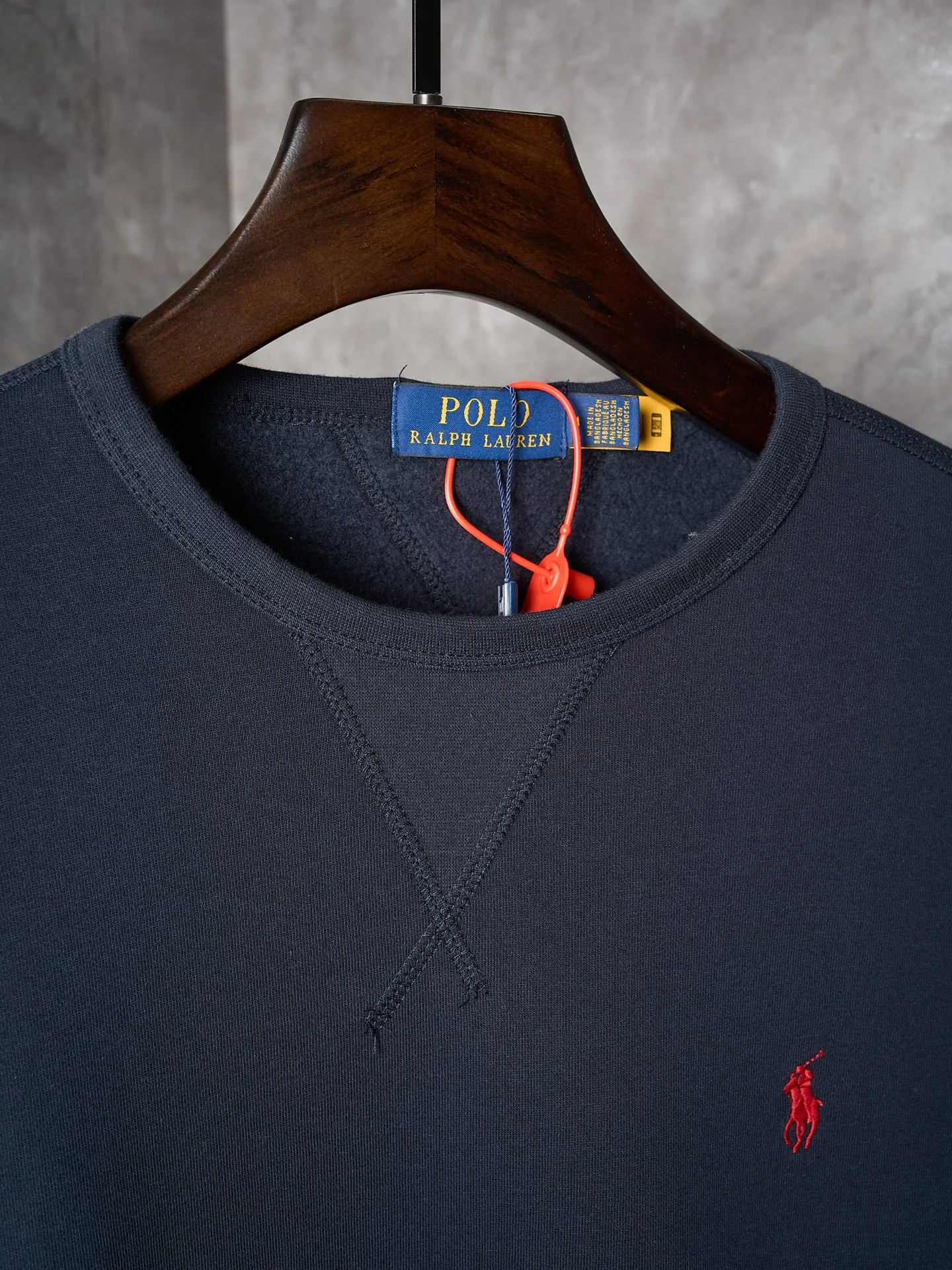 P290 Actual auction] Ralph Lauren/Ralph Lauren solid color pony logo embroidered round neck sweatshirt (navy blue) [Ready stock] S M L XL custom cloud-like honey cotton fleece sweatshirt material with delicate touch and comfortable skin fit. A touch of midnight navy blue as the main color, exquisite red pony logo embellishment, full of recognition, with an atmosphere of freedom and vitality, pure and smart color symphony, and outlines a high-end outline with extreme simplicity. Become the smart focus of vision and show your taste in silence. Use imported machine embroidery technology. Use advanced computer control system and precision mechanical components to realize the iconic pony embroidery operation. High precision. The lines are smooth and delicate. Adopt Hasuo technology. Use specific machines to sew. Hasuo has high fastness. It adds visual effects. It is time-consuming and labor-intensive. The fabrics have been washed and have a better hand feel. Not easy to deform. Not easy to shrink. Not easy to fade. Maintain long-term beauty and fit.